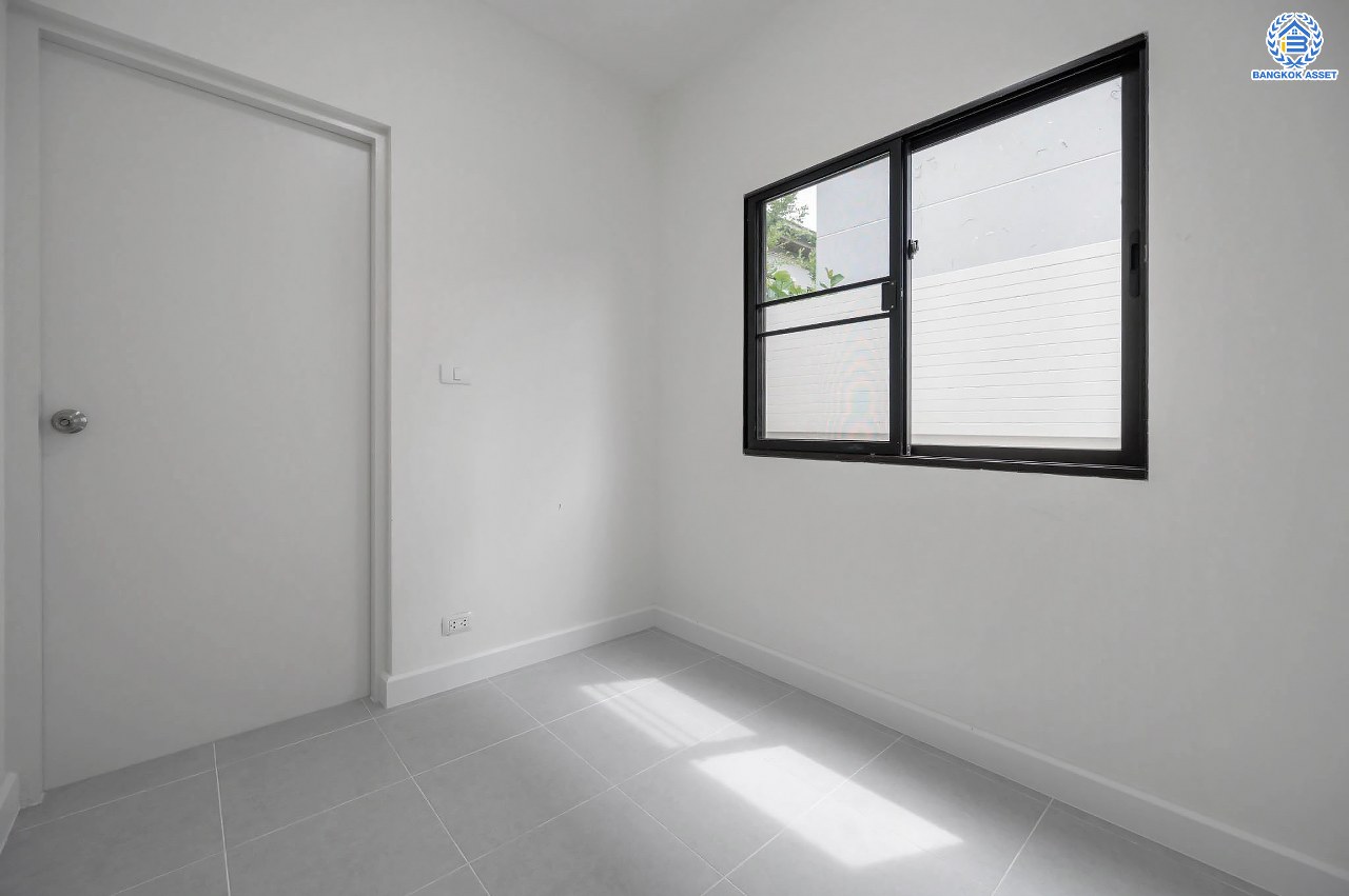 คฤหาสน์สุดหรู ดีไซน์สุด Luxury ติดถนนบรมราชชนนี โครงการ เดอะแกรนด์ ปิ่นเกล้า หลังมุม บนเนื้อที่ถึง 111.6 ตร.ว. ฟังก์ชัน 4 ห้องนอน 5 ห้องน้ำ 1 ห้องแม่บ้าน จอดรถได้ 2 คัน พร้อมบรรยากาศ Private บนทำเลเชื่อมต่อหลายเส้นทาง อาทิถนนบรมราชชนนี, ถนนพุทธมณฑลสาย3 ใกล้เซ็นทรัล ปิ่นเกล้า, ม.มหิดล และทางคู่ขนานลอยฟ้าบรมราชชนนี...